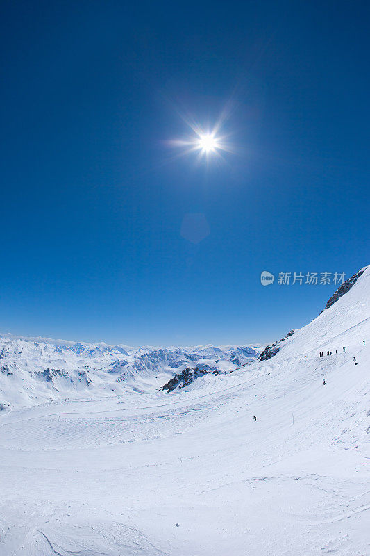 法国滑雪胜地Les Deux Alpes的山脉景观